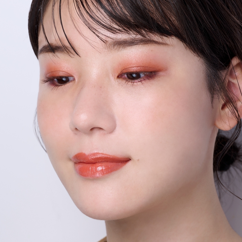 春の外出が楽しみになるアクティブなオレンジメイクのSTAFF REVIEW