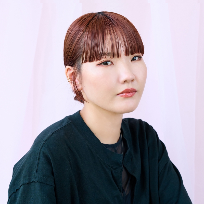 モードに寄り過ぎず旬顔に。挑戦しやすい深みブラウンメイクのSTAFF