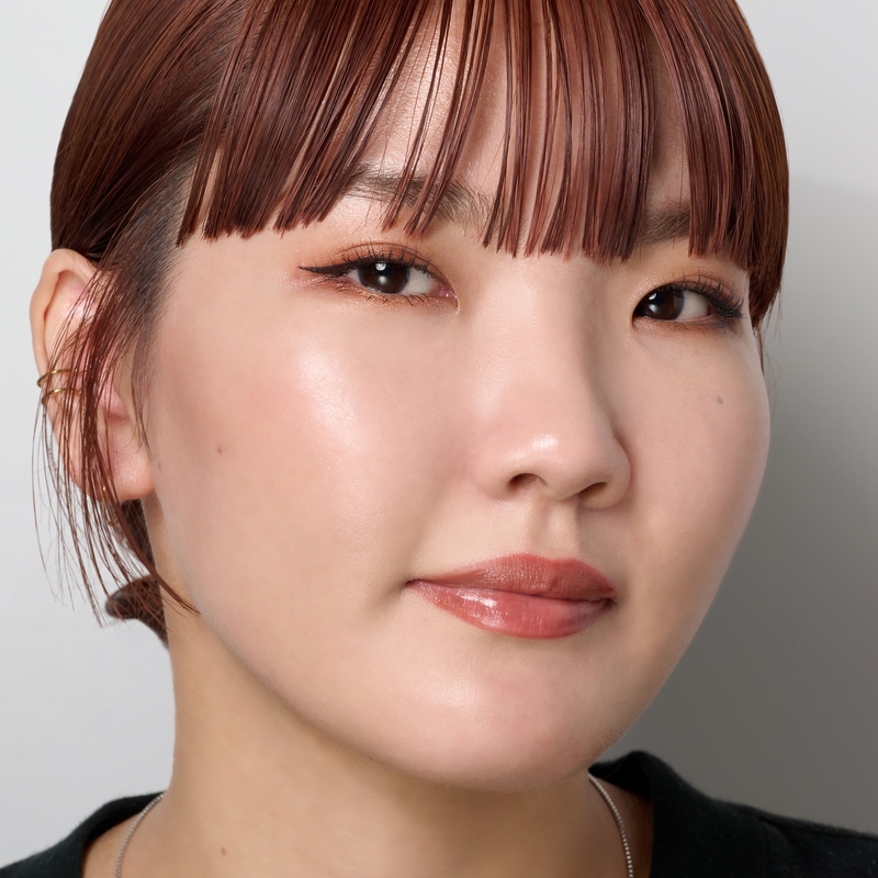モードに寄り過ぎず旬顔に。挑戦しやすい深みブラウンメイクのSTAFF