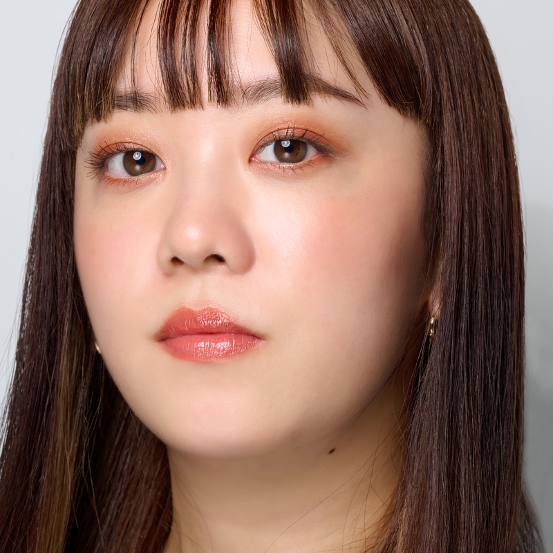 寒さから開放された花びらのようなやわらかな透明感メイクのSTAFF