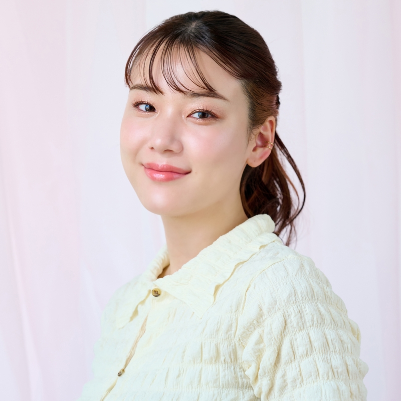 素の唇の色を活かしたピュアなピンクオレンジメイクのSTAFF REVIEW