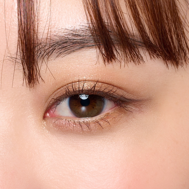 夏の日差しに映える、ヘルシーな濡れ艶を取り込むサマーメイクのSTAFF