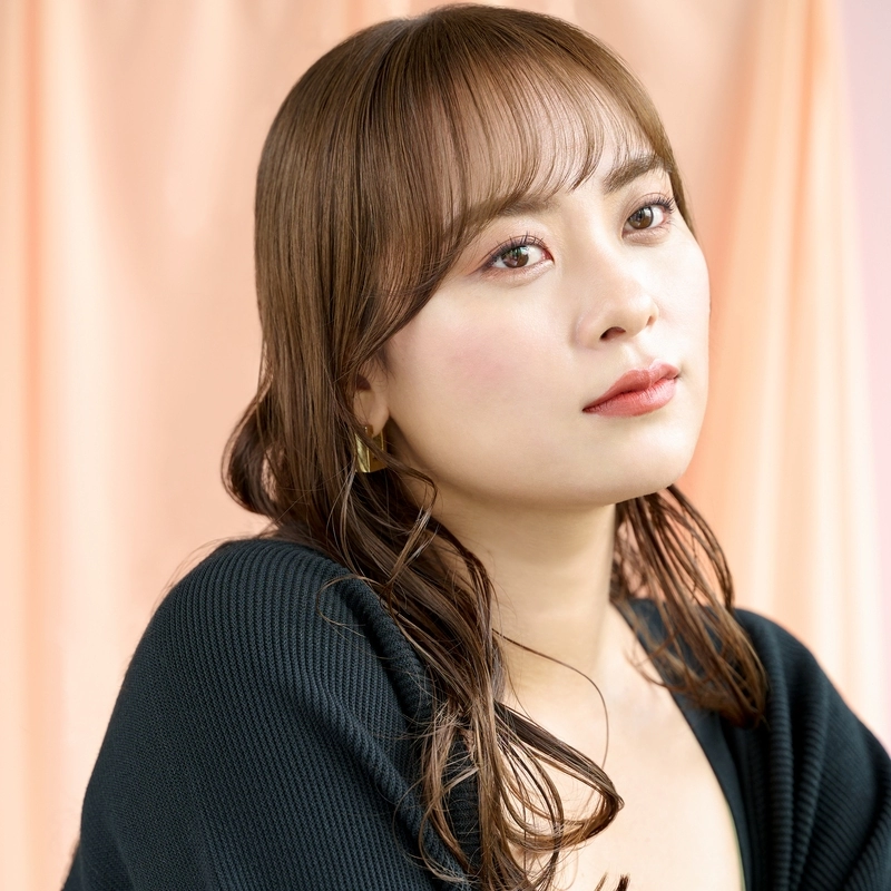 ベルベット質感の赤リップを引き立たせる春カラーメイク | スナップ