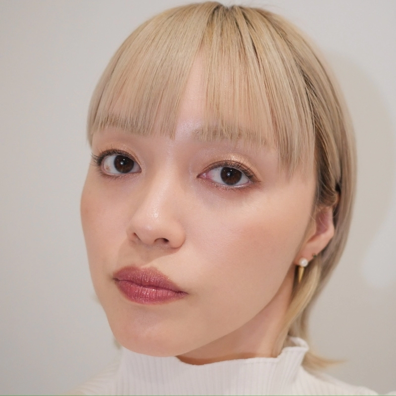やわらかな色合いと、艶やかな質感を愉しむ大人の春メイクの