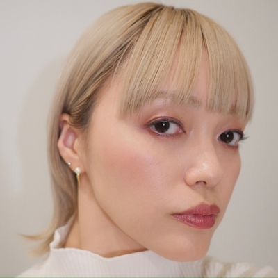 瞬きをする度色めきが変わる、ドレッシーな春のブラウンメイクのSTAFF  