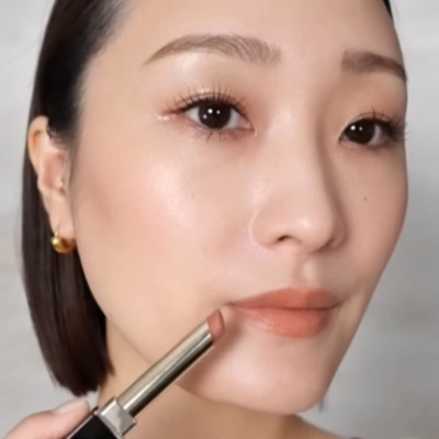 新感覚のベルベット質感で、品の良さを演出する新リップ | スナップ