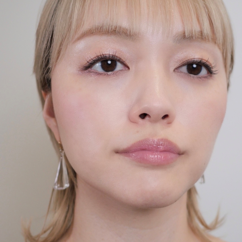 大粒パールが華やかな、濡れ艶感のベージュシングルアイシャドウ