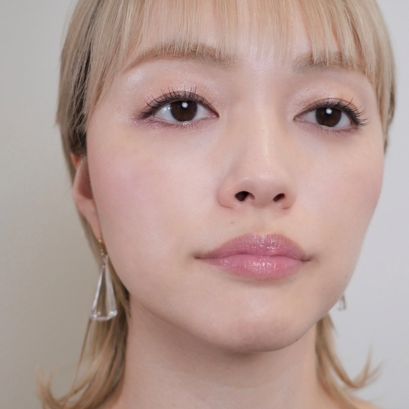 大粒パールが華やかな、濡れ艶感のベージュシングルアイシャドウ