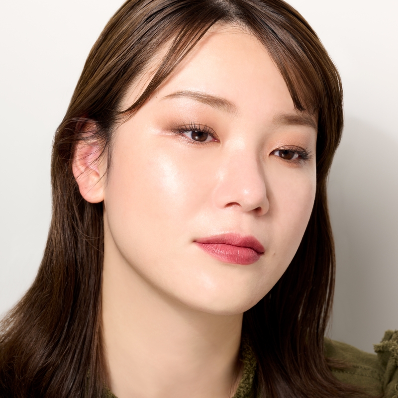 大人の品格を醸し出す、ベーシックなベージュパレットのSTAFF REVIEW