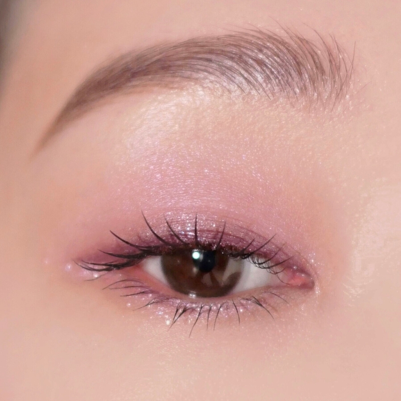 シルバー＆ピンクパールが煌めく、冬の透明感アイメイクのSTAFF REVIEW