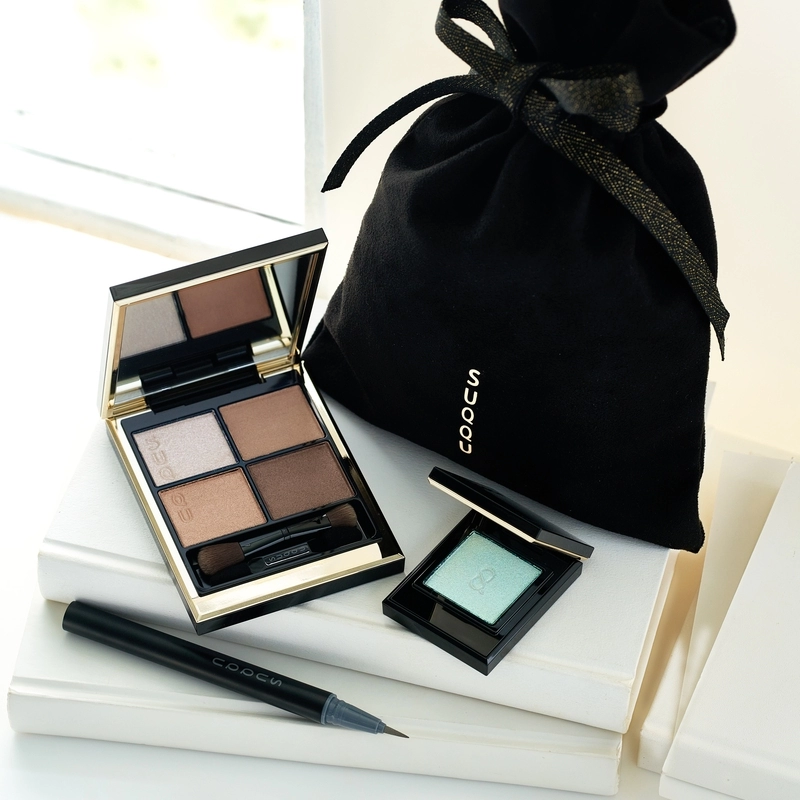 shuuemura 名前刻印入り　キヌケアセット　ベージュ系　新品未使用 贈る相手を選ばない、ギフトにおすすめの王道ベージュパレット