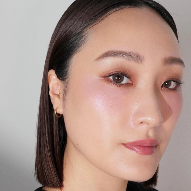 赤みブラウンでつくる、冬の血色感メイク | スナップ詳細 | SUQQU