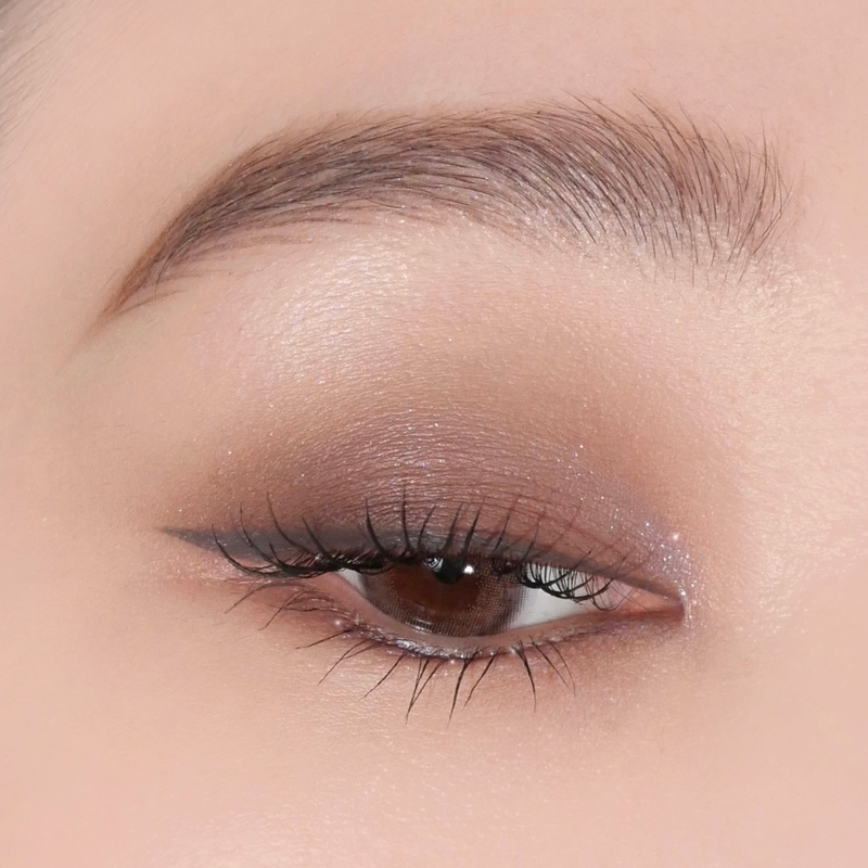 どんな方も挑戦しやすい、洗練のスモーキーメイクのSTAFF REVIEW