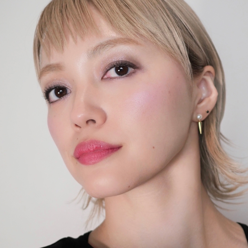 シックな眼差しを演出する、青みブラウン系パレットのSTAFF REVIEW