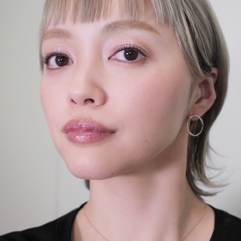 ベーシックなのに目を引く、立体感のあるベージュメイクのSTAFF REVIEW