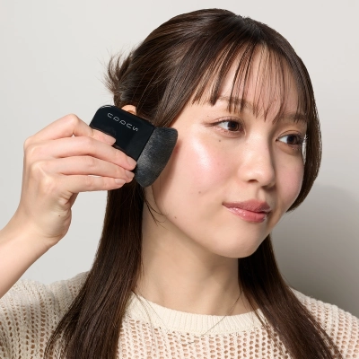 ブラシ仕上げで叶える、澄んだ艶肌 | スナップ詳細 | SUQQU [スック